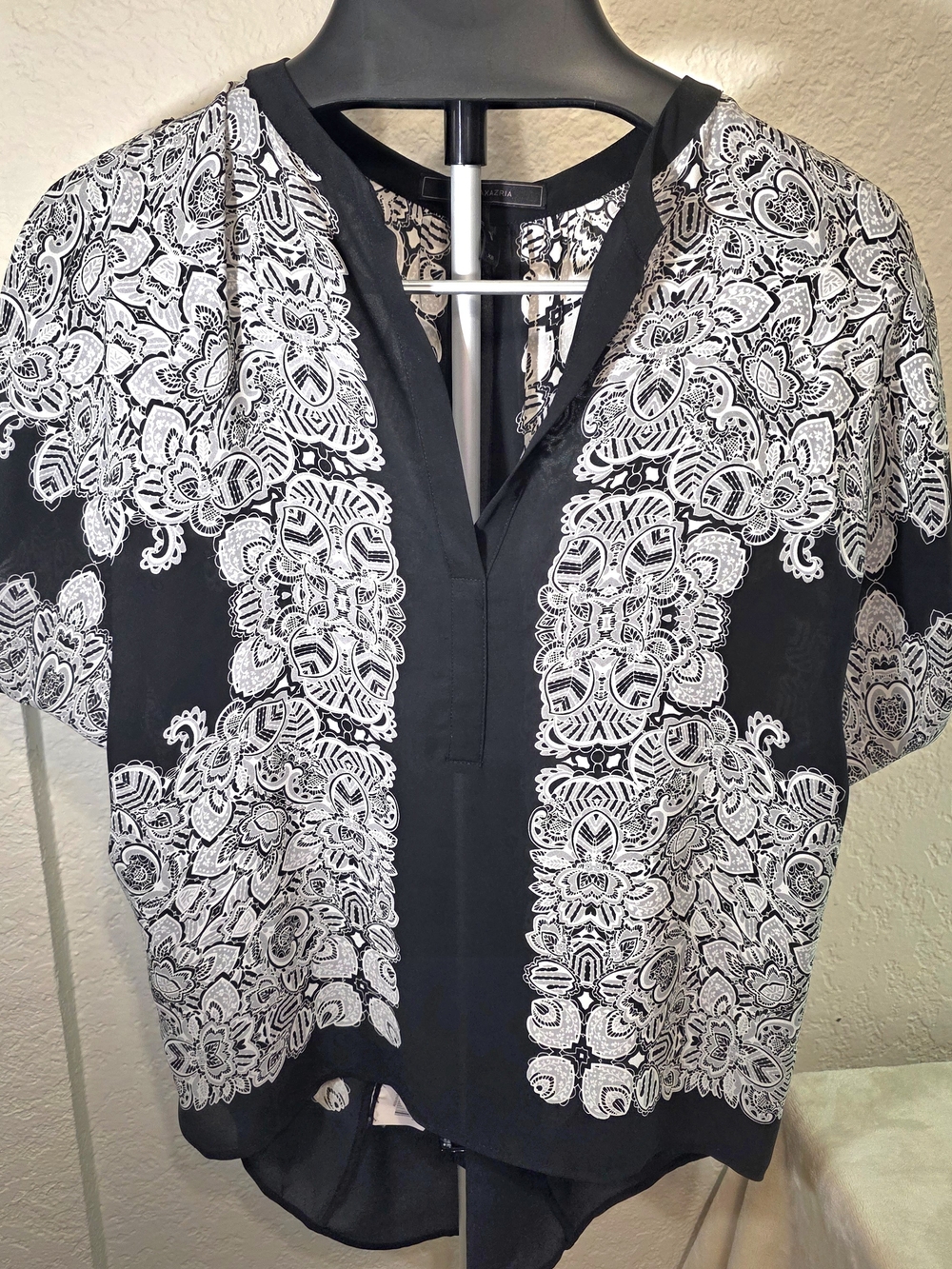 BCBGMAXAZRIA Women's Black & White Lace-Print V-Neck Women's Top